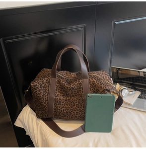 Grand sac fourre-tout à motif léopard avec tablette verte pour référence de taille