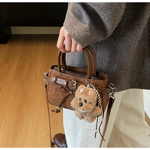 Sac bandoulière en daim marron avec boucle décorative et breloque chiot en peluche