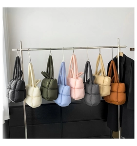 Collection de sacs bandoulière matelassés en duvet avec texture douce et sangle large