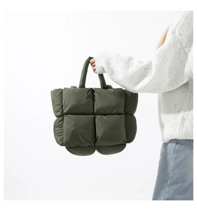 Détail du sac cabas matelassé vert foncé avec de grandes surpiqûres carrées