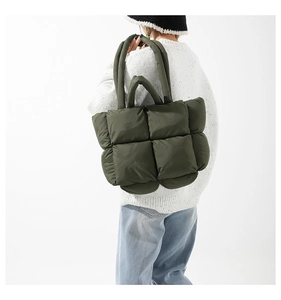 Vue détaillée de dos d'un grand sac cabas matelassé vert olive avec double anse