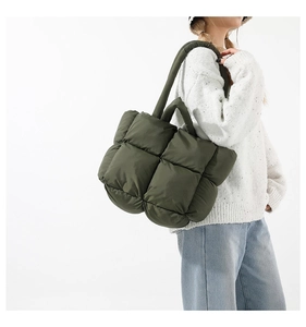 Détail d'un grand sac cabas matelassé vert olive foncé avec poignée rembourrée