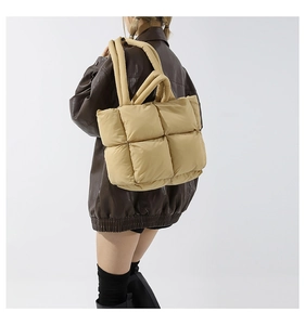 Détail du sac cabas rembourré beige avec surpiqûres carrées et poignée moelleuse douce
