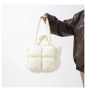 Détail du sac bandoulière blanc matelassé montrant la texture bouffante et le nylon doux