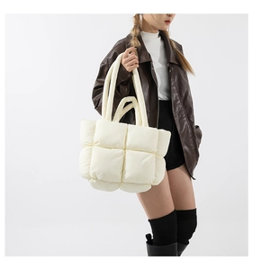 Vue détaillée du sac matelassé en duvet avec texture à carreaux et doubles poignées