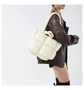 Détail du sac fourre-tout rembourré blanc cassé avec grand tissage matelassé sur mannequin