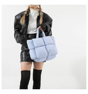 Vue détaillée du sac cabas matelassé bleu clair avec grands carreaux rembourrés