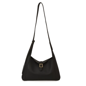 Sac hobo minimaliste en cuir grainé noir avec boucle dorée et large bandoulière