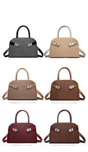 Six sacs à main élégants en cuir tressé de différentes couleurs avec fermoir métallique