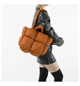 Vue détaillée d'un grand sac fourre-tout matelassé caramel avec motif à carreaux