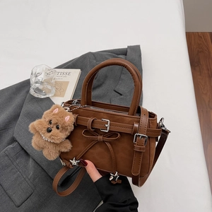 Sac à main rétro en daim marron avec boucle, pendentif étoile et breloque chien en peluche