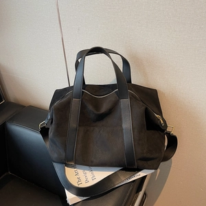 Grand sac cabas minimaliste noir en daim pour femme avec anses en cuir tendance hiver 2025