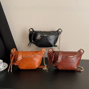 Sac De Poitrine En Cuir PU Rétro Pour Femmes Mode Bandoulière Sac Banane Avec Chaîne Dorée Et Décoration De Gland Voyage
