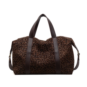 Grand sac cabas léopard avec poignées en cuir marron et bandoulière réglable