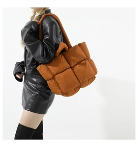 Détail du grand sac cabas matelassé marron caramel avec texture en nylon épais