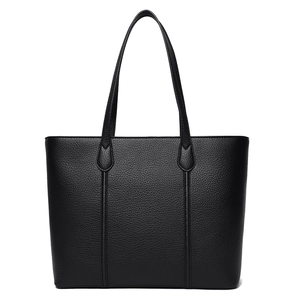Sac fourre-tout classique en cuir noir à texture litchi avec fines bretelles sur fond blanc