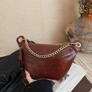 Sacoche selle demi-lune en cuir souple marron avec chaîne dorée et franges pour femme