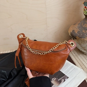 Sac demi-lune en cuir souple marron avec chaîne dorée et bandoulière en scène de vie