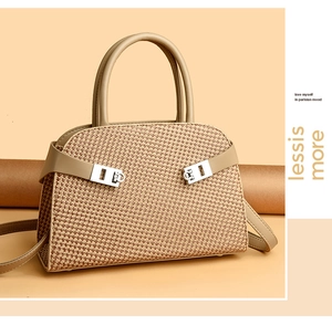Détail du sac à bandoulière en tissu tressé avec bordure cuir et boucle argent