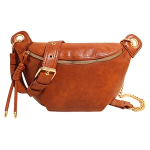 Sac de poitrine demi-lune en cuir souple marron caramel avec chaîne dorée