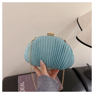 Dettaglio pochette da sera con paillettes azzurre, chiusura in metallo dorato e catena