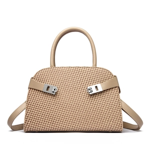 Sac à main trapèze en tissage beige avec poignées en cuir et boucles en métal argenté