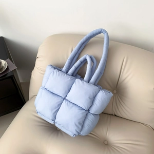 Sac fourre-tout matelassé bleu clair minimaliste avec rembourrage carré doux