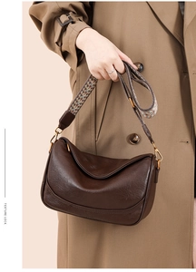 Gros plan d'un sac à main en cuir marron foncé avec surface texturée et sangle