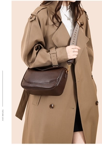 Détail du sac demi-lune marron foncé avec large bandoulière tissée style ethnique