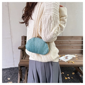 Pochette da sera blu a forma di conchiglia con texture glitterata e catena dorata sottile