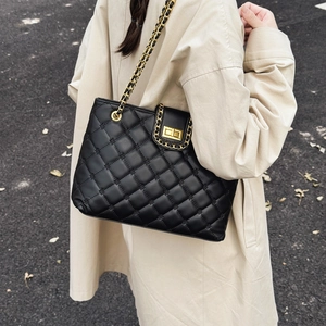 Sac cabas noir matelassé classique avec bandoulière chaîne dorée et motifs losanges