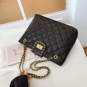 Sac bandoulière classique en cuir noir matelassé avec chaîne dorée et fermoir pivotant