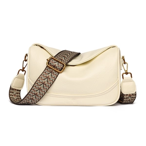 Sac à bandoulière crème chic avec sangle bohème et logo kangourou gaufré élégant