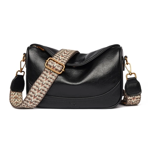 Sac hobo noir rétro en cuir avec bandoulière tissée et détails métalliques dorés