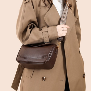Sac bandoulière marron minimaliste avec large bandoulière tissée style ethnique