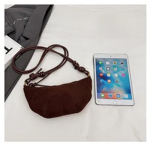 Borsa croissant in pelle scamosciata marrone scuro con tablet per scala dimensionale