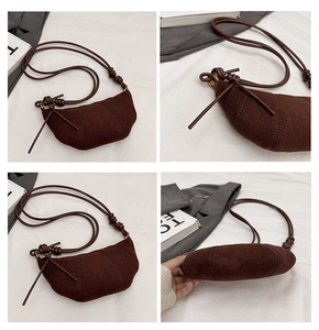 Dettagli della borsa croissant in camoscio marrone con forma a luna e tracolla