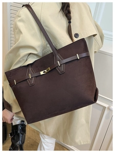 Détail du sac cabas en daim marron avec garniture en cuir et boucle en métal doré