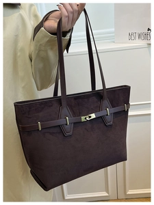Gros plan détaillé du sac cabas rétro en daim marron avec boucle dorée et lanière