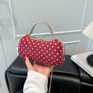 Mini sac élégant en velours rouge à pois avec poignée dorée et fermoir en strass