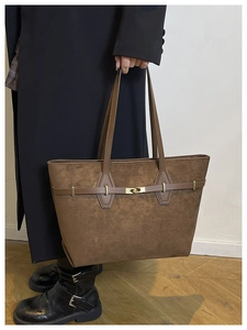 Gros plan du sac cabas marron vintage avec texture en daim et fermoir doré rotatif
