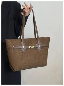 Détail d'un grand sac cabas vintage marron avec fermoir doré et cuir de suède
