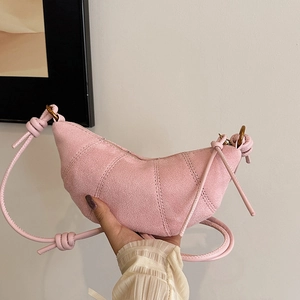 Borsa a tracolla rosa pastello a forma di croissant in morbida finta pelle scamosciata