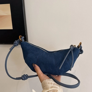 Borsa a mezzaluna in camoscio blu scuro minimalista con cuciture verticali e tracolla annodata