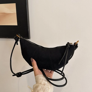 Borsa a tracolla a mezzaluna nera minimalista in finta pelle scamosciata con pieghe rifinite
