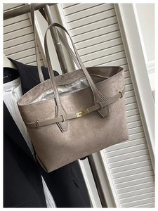Détail du grand sac cabas en daim taupe avec boucle dorée et fines bandoulières