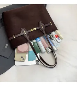 Vue intérieure du grand sac cabas en daim avec espace pour tablette et cosmétiques