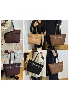 Détail de grands sacs cabas en marron, kaki et noir avec des boucles métalliques