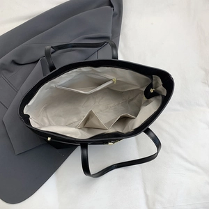 Vue détaillée montrant les compartiments intérieurs avec poche zippée de ce grand sac cabas