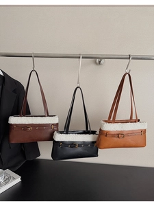 Détail de sacs à bandoulière en peau de mouton retournée avec boucle en métal chic